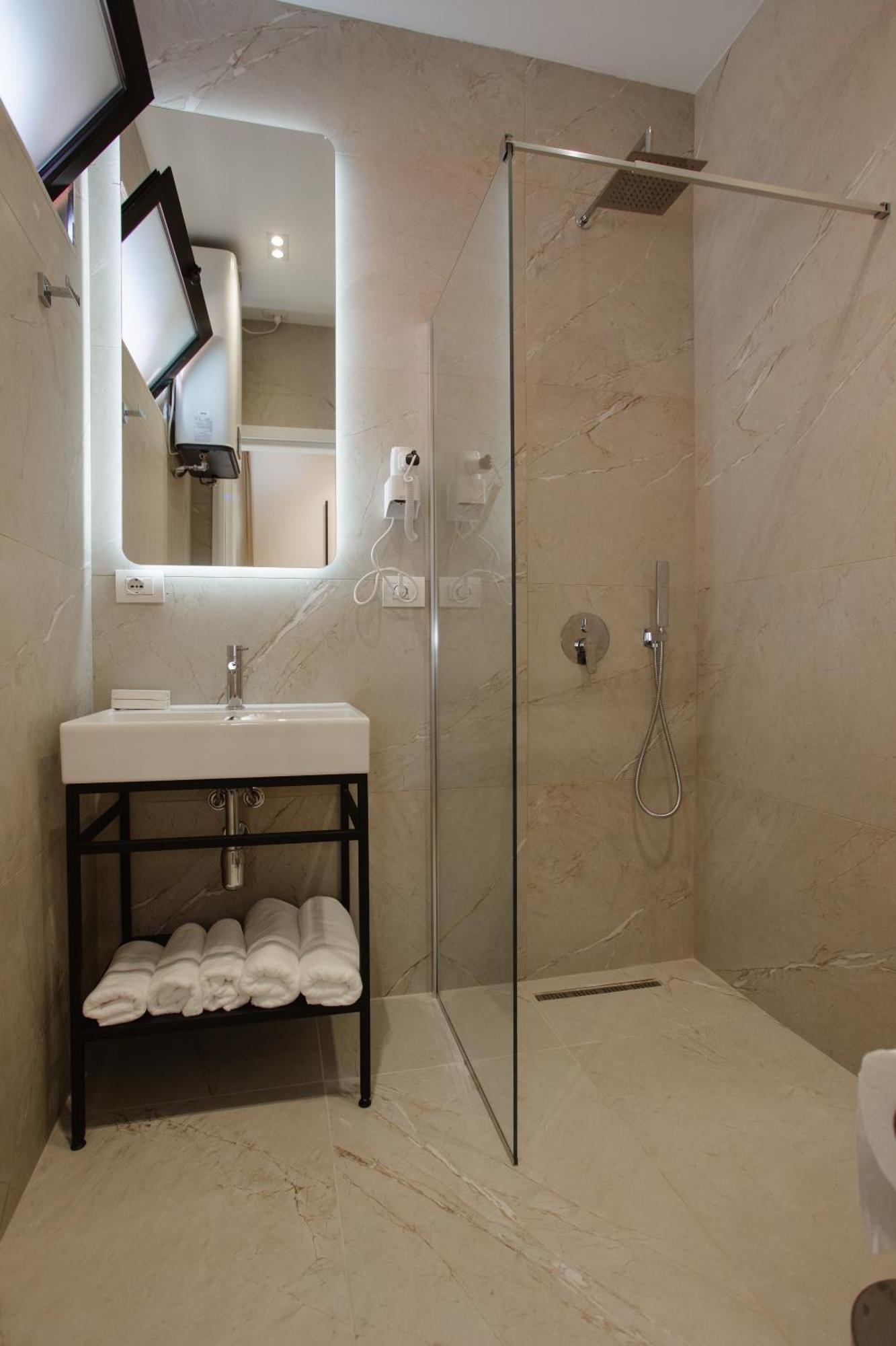 Downtown Hotel Shkodër Dış mekan fotoğraf